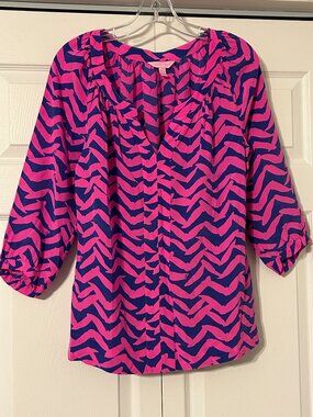 LILLY PULITZER Sz S Pink Blue "I Got Lucky" Chevron Zigzag V-Neck Silk Tunic Top